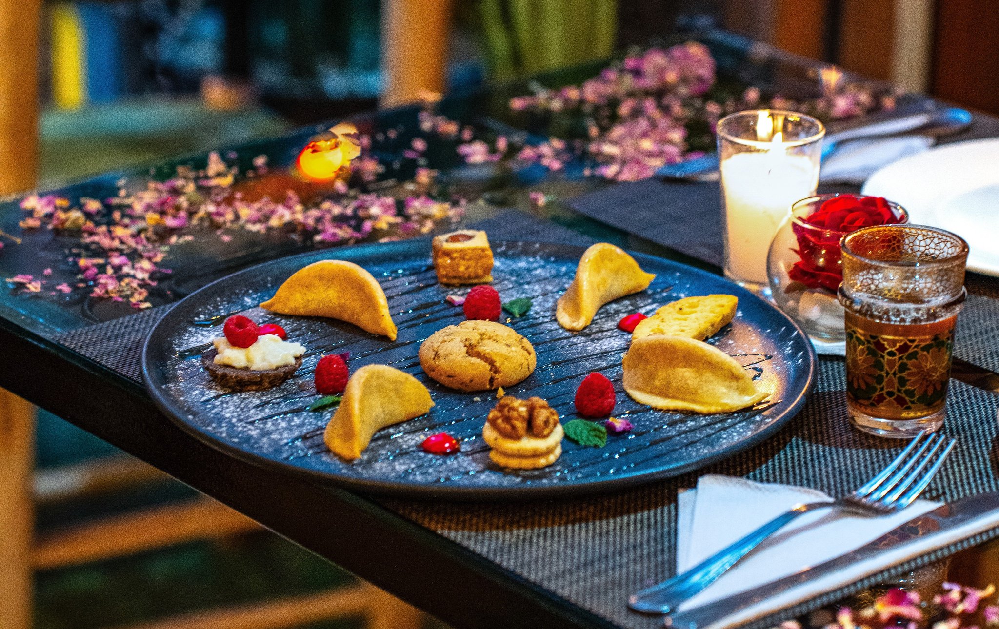 Piatto di pasticceria marocchina con tè e una candela