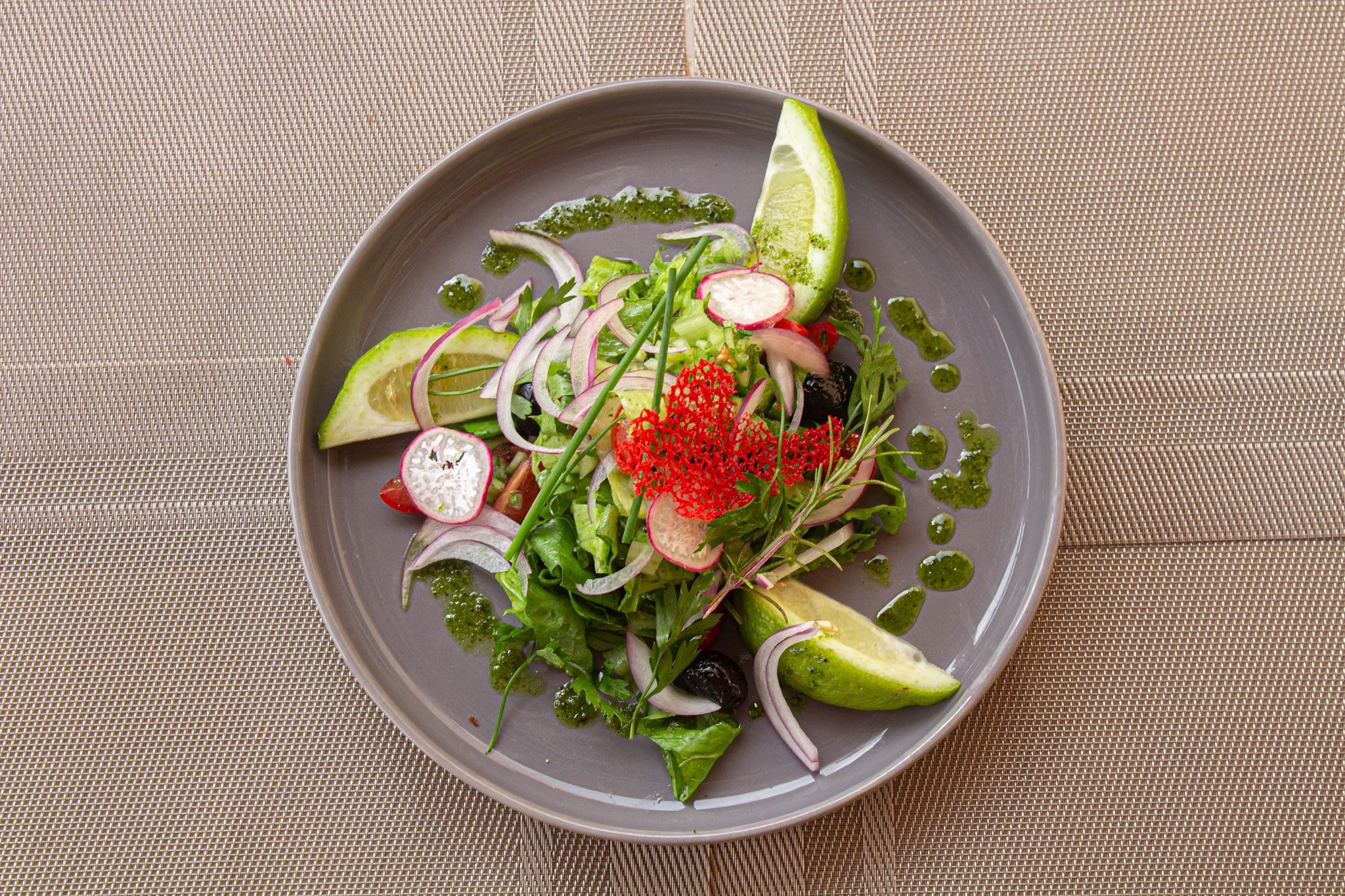 Vibrante insalata marocchina con ravanelli, cipolle e verdure